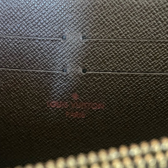 Louis Vuitton Zippy Wallet - Picture 10 of 11